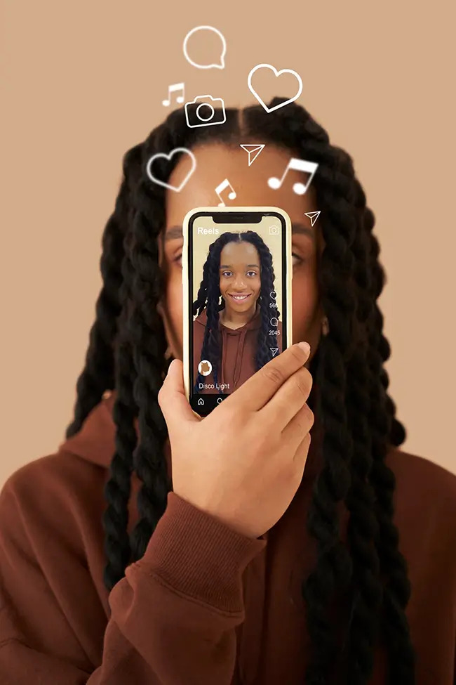 femme metis montrant un téléphone