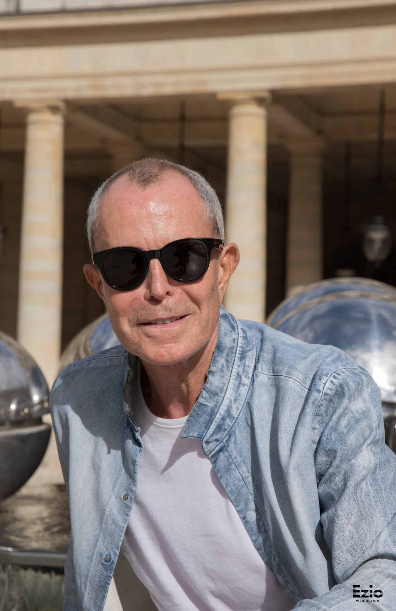 Jean-Claude Jitrois veste cuir strech Jardin-Palais Royal Paris derrire fontaine Pol Bury